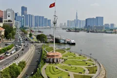 Trung tâm TPHCM nhìn từ cột cờ Thủ Ngữ, nơi kết nối giao thông đường bộ và đường thủy trên sông Sài Gòn. Ảnh: HOÀNG HÙNG