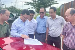 Đồng chí Dương Ngọc Châu, Bí thư Đảng ủy, Chủ tịch HĐND phường Tân Phước, dẫn đầu đoàn công tác khảo sát thực tế. Ảnh: THÀNH HUY