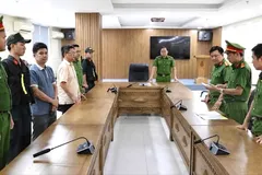Cơ quan điều tra công bố lệnh khởi tố các đối tượng. Ảnh: Công an TP Đà Nẵng