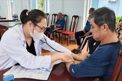 TPHCM gỡ 'nút thắt' BHYT cho người yếu thế