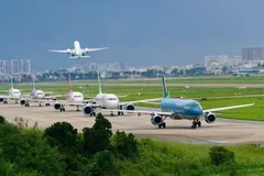 Người điều khiển flycam có thể gây mất an toàn tại sân bay Tân Sơn Nhất nếu không tuân thủ quy định về vùng cấm bay. Ảnh: HOÀNG HÙNG