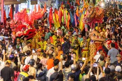 Đoàn lân - sư - rồng biểu diễn trong "Đêm hội trăng rằm" tại Lễ hội Nghinh Ông - TPHCM ở xã Cần Giờ. Ảnh: HOÀNG TRIỀU