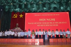 HCMC Party Committee presents Tet gifts to grassroots Party secretaries