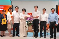 City leaders visit pioneering medical innovator on occasion of Vietnam S&T Day