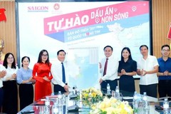 SGGP donates Vietnam administrative maps to Nghe An Province