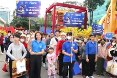 Over 4,200 students, workers head home for Tet on beloved bus trips