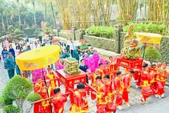 HCMC leaders offer banh tet to Hung Kings