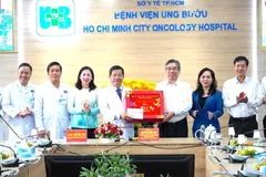HCMC leaders pay pre-Tet visit to hospitals, present gifts to pediatric patients