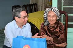Ho Chi Minh City leader pays tribute to Vietnamese Heroic Mothers