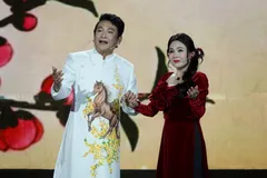 NSND Trọng Phúc và NSND Thanh Ngân biểu diễn ca cảnh "Gửi tình vào xuân" trong chương trình "Vầng trăng cổ nhạc" lần thứ 261 chủ đề "Thành phố chào xuân". Ảnh: THÚY BÌNH