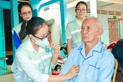 Đội chăm sóc sức khỏe liên tục gắn với địa bàn dân cư trên địa bàn xã Đất Đỏ thăm khám cho người dân