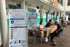 Người dân phường Bình Thới đăng ký khám sức khỏe tại điểm khám trên địa bàn