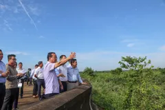 Phó Chủ tịch UBND TPHCM Bùi Minh Thạnh kiểm tra thực địa hồ chứa Gia Hoét I (xã Bình Giã). Ảnh: THÀNH HUY