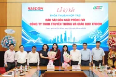 Đại diện Báo Sài Gòn Giải Phóng và Công ty TNHH Truyền thông và Giáo dục TPHCM cùng các đại biểu tại lễ ký kết thỏa thuận hợp tác, ngày 8-9. Ảnh: HOÀNG HÙNG