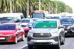 Dòng xe ùn ùn đi trên quốc lộ 51 hướng về các bãi biển phía Đông của TPHCM du xuân