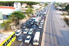 Quốc lộ 51 đoạn ngã ba Nhơn Trạch, tỉnh Đồng Nai bị kẹt xe nghiêm trọng chiều mùng 5 Tết