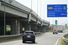 Các phương tiện từ quốc lộ 51, TP Đồng Nai rẽ vào đường cao tốc Bến Lức - Long Thành hướng về miền Tây. Ảnh: PHÚ NGÂN