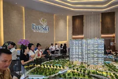 Khách hàng tìm hiểu thông tin tại một dự án nhà ở. Ảnh: Đỗ Trà Giang