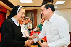 Giám đốc Nguyễn Toàn Thắng trao Giấy chứng nhận cho một tổ chức vào đầu năm 2026. Ảnh: Việt Dũng