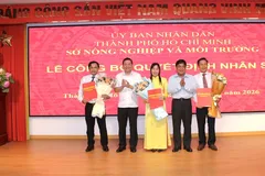 Giám đốc Sở NN-MT TPHCM Nguyễn Toàn Thắng (thứ hai từ trái) trao quyết định và hoa chúc mừng các cán bộ được bổ nhiệm.