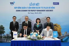 Đại diện lãnh đạo 2 bên thực hiện nghi thức ký kết hợp tác quản lý vận hành dự án TTC Plaza Đà Nẵng 