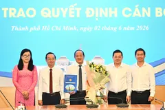Phó Chủ tịch Bùi Minh Thạnh (thứ 2 từ trái) và Giám đốc Sở NN-MT Nguyễn Toàn Thắng (thứ 2 từ phải) trao quyết định và hoa chúc mừng cho ông Nguyễn Minh Chánh. Ảnh: Việt Dũng