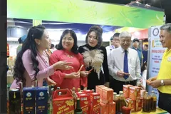 Ông Võ Thành Khả (thứ 2 từ phải)- Bí thư Đảng ủy, Chủ tịch HĐND phường Bình Đông cùng các đại biểu tham quan gian hàng trong "Tuần lễ nông sản vùng miền- Bình Đông 2025"