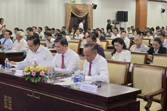 Chủ tịch UBND TPHCM Nguyễn Văn Được hàng đầu (thứ ba từ phải) cùng các đại biểu tại hội nghị.