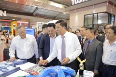 Bộ trưởng Bộ Xây dựng Trần Hồng Mình tham quan gian hàng triển lãm