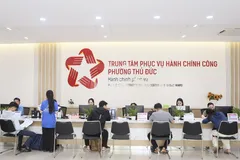 Người dân thực hiện thủ tục hành chính tại phường Thủ Đức