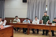 Đại diện Tổng Công ty Đầu tư Phát triển Nhà và Đô thị (Bộ Quốc phòng), chủ đầu tư Khu nhà ở gia đình sĩ quan phát biểu tại buổi họp.