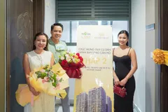 Gia đình ông Đoàn Văn Tuệ trong ngày nhận bàn giao nhà tại Victoria Village