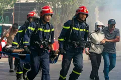 Cảnh sát PCCC cứu người trong một vụ hỏa hoạn tại TPHCM