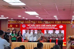 Giám đốc Sở NN-MT Nguyễn Toàn Thắng (trái) và ông Nguyễn Văn Hòa- Trưởng Thi hành án dân sự TPHCM trong nghi thức ký kết