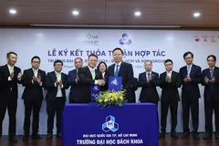 Ông Cao Trần Duy Nam - Phó tổng giám đốc NovaGroup (trái) và GS. TS Mai Thanh Phong - Hiệu trưởng ĐHBK - HCM ký kết thỏa thuận hợp tác chiến lược vào ngày 22/10.