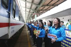 Lãnh đạo Liên đoàn Lao động tỉnh Đồng Nai tiễn công nhân, người lao động lên tàu về quê đón Tết Nguyên đán Ất Tỵ 2025. Ảnh: TTXVN