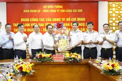 Chủ tịch UBND TPHCM Nguyễn Văn Được cùng đoàn công tác thăm, chúc mừng và tặng quà Ban lãnh đạo Tổng Công ty Tân Cảng Sài Gòn (SNP) – Binh đoàn 20. Ảnh: QUỐC HÙNG