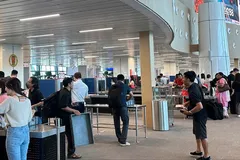 Hành khách tại Nhà ga T3 sân bay Tân Sơn Nhất sáng 30-4. Ảnh: QUỐC HÙNG