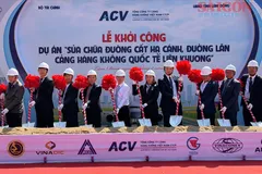 Các đại biểu thực hiện nghi thức khởi công. Ảnh: ĐOÀN KIÊN 