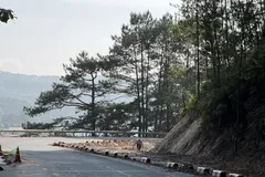 Hiện trạng khu vực nứt đèo Mimosa bắt đầu mở rộng sáng 28-9. Ảnh: ĐOÀN KIÊN