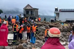 Công tác cứu hộ tại tâm lũ ở xã Mường Than, sáng 18-7