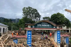 Lũ ống để lại rác, củi và bùn đất chất đống tại khu vực Đội 11 (xã Mường Than, tỉnh Lai Châu). Ảnh: CỔNG THÔNG TIN XÃ MƯỜNG THAN