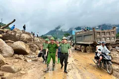 Đại tá Bùi Quyết Toán, Giám đốc Công an tỉnh Lai Châu kiểm tra thực địa khu vực xảy ra mưa lũ và động viên lực lượng cứu nạn, cứu hộ, hỗ trợ nhân dân khắc phục thiệt hại do mưa lũ, ngày 20-7. Ảnh: CÔNG AN TỈNH LAI CHÂU