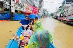 Chính quyền và đoàn thể xã Thất Khê (tỉnh Lạng Sơn) vận chuyển nhu yếu phẩm cho những người dân trong vùng lũ, ngày 24-8. Ảnh: ĐOÀN THANH NIÊN XÃ THẤT KHÊ