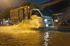 Một đoạn đường ở khu vực xã Hóc Môn, TPHCM ngập nước sau trận mưa lớn. Ảnh minh họa: NGUYỄN TÂN