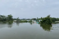Nước sông Đáy ở Hà Nội đang rút nhưng người dân chưa thể lưu thông qua cầu dân sinh Cù Sơn, nối xã An Khánh và xã Hưng Đạo. Ảnh: PHÚC HẬU