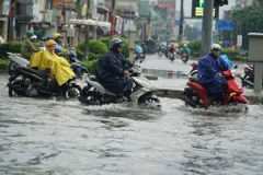Một số nơi ở TPHCM ngập cục bộ sau mưa lớn chiều và tối 22-9. Trong ảnh, một đoạn đường Lý Thường Kiệt bị ngập. Ảnh: KIÊN CƯỜNG