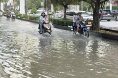 TPHCM có khả năng mưa lớn vào giờ tan tầm, gây ngập cục bộ. Ảnh minh họa: KIÊN CƯỜNG