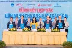 Các đơn vị thực hiện ký kết thành lập Liên minh Thương hiệu Sài Gòn. Ảnh: THANH HÙNG