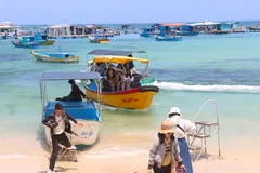 Du khách tham quan, trải nghiệm ở đặc khu Phú Quý (tỉnh Lâm Đồng). Ảnh: TIẾN THẮNG